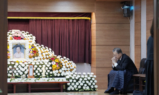 30일 부산 남천성당에 마련된 모친 고 강한옥 여사의 빈소에서 문재인 대통령이 생각에 잠겨 있다.